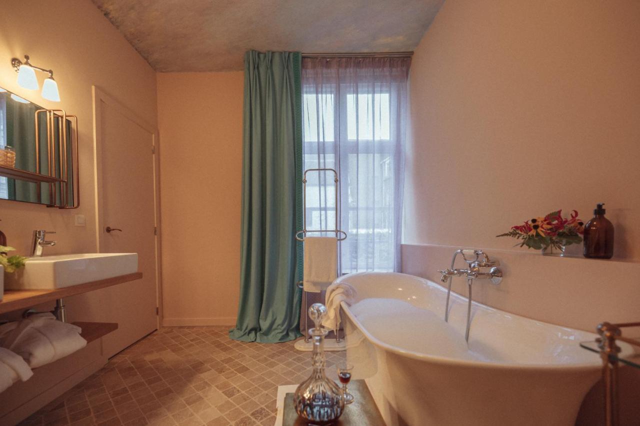 Deluxe Double Room Bath